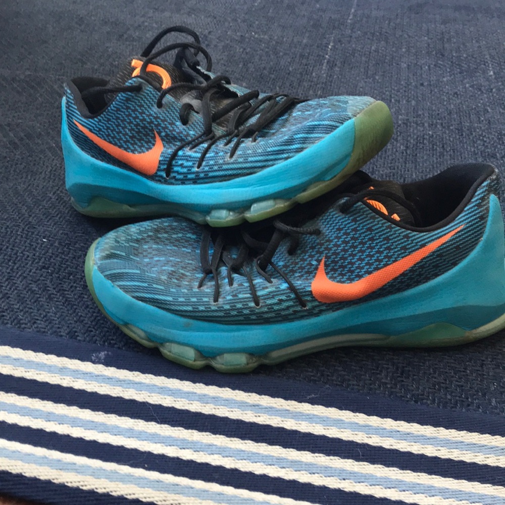Kids basketball shoes